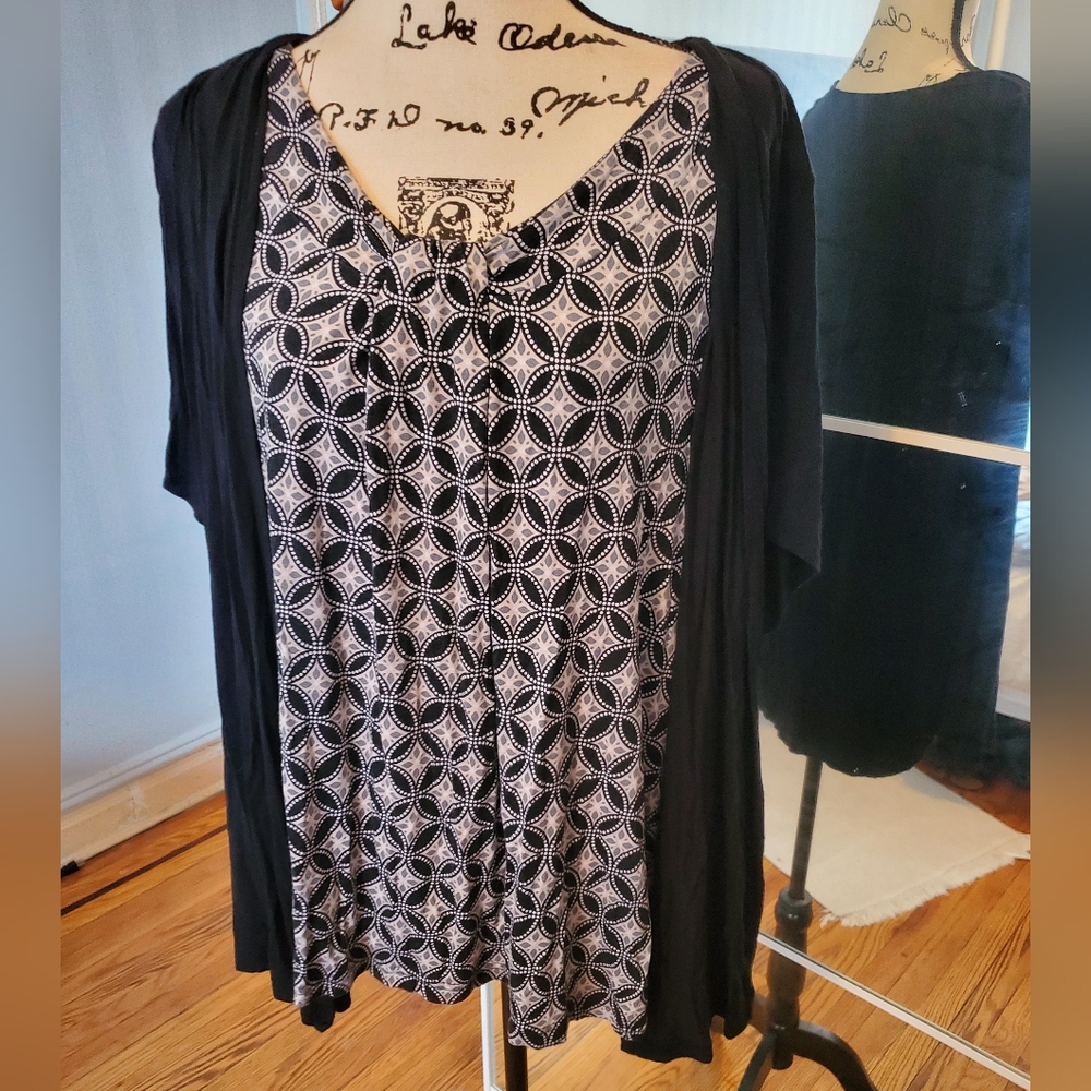 Women's Plus Size Croft & Barrow geometric blouse with attached cardigan - Picture 2 of 5